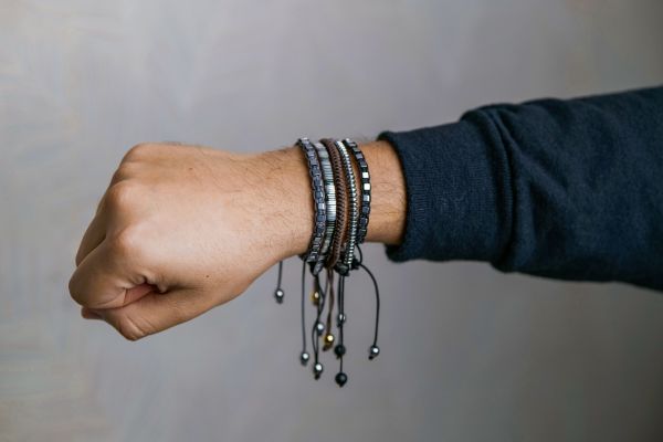 Bracelets pour femmes et pour hommes : styles et tendances à découvrir