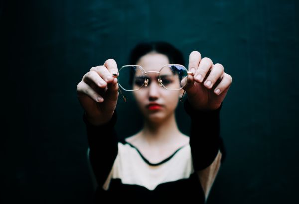 Découvrez les tendances des lunettes femme pour sublimer votre style