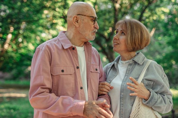Rencontrez des seniors célibataires : créez des connexions enrichissantes