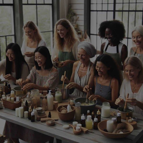 Quels sont les ateliers de fabrication de produits de soins naturels qui peuvent aussi servir d'activité communautaire pour les femmes ?